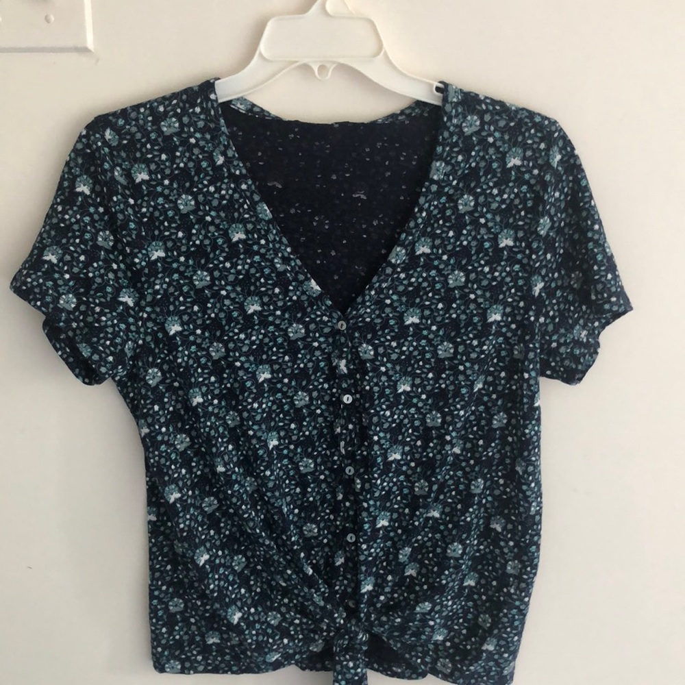 Lucky brand , Navy , size medium T shirt , button with bow on bottom